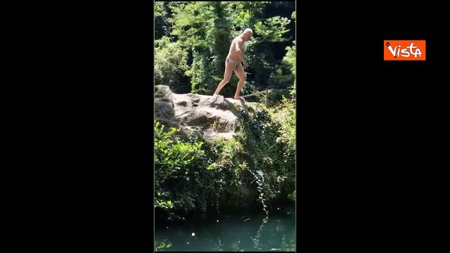 Il tradizionale tuffo del Governatore toscano Giani in Casentino: La Regione ? attenta all'ambiente