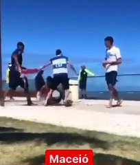Vídeo flagra torcedor do CRB sendo agredido na Ponta Verde