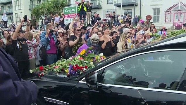 Fãs se despedem de Sinead O'Connor na Irlanda