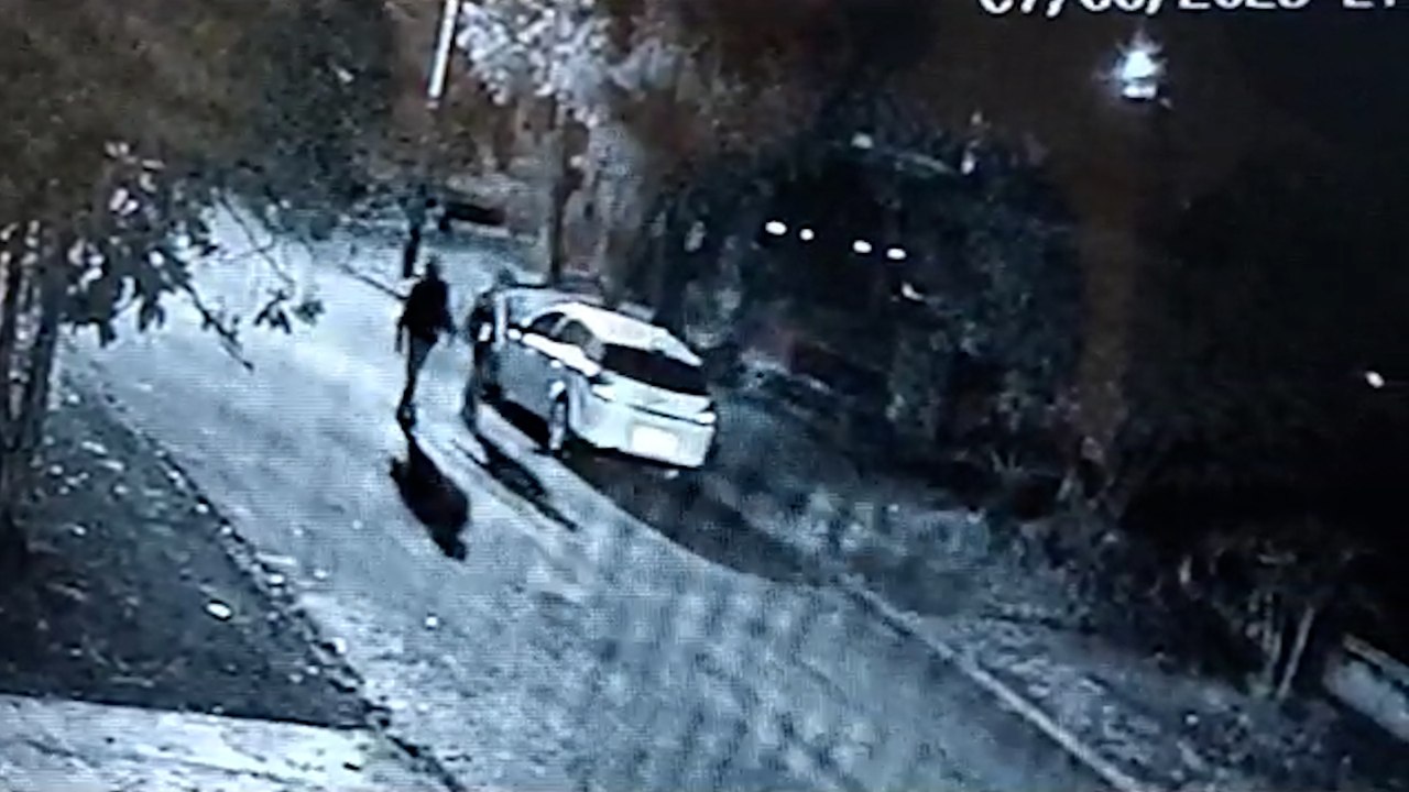 Câmera mostra ação de suspeitos em frente a imóvel em Santa Tereza do Oeste PM de folga percebei a ação e chegou a efetuar um disparo de arma de fogo