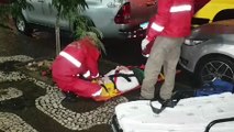 Motociclista fica ferida ao sofrer queda de moto na Rua São Paulo
