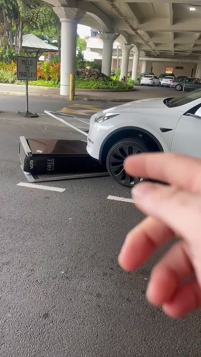 Le conducteur de Tesla écrase la station de charge et la traîne