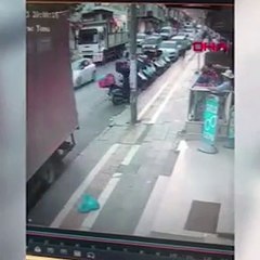 Esenyurt'ta facianın eşiğinden dönüldü! Sürücüsüz kamyon dükkana daldı