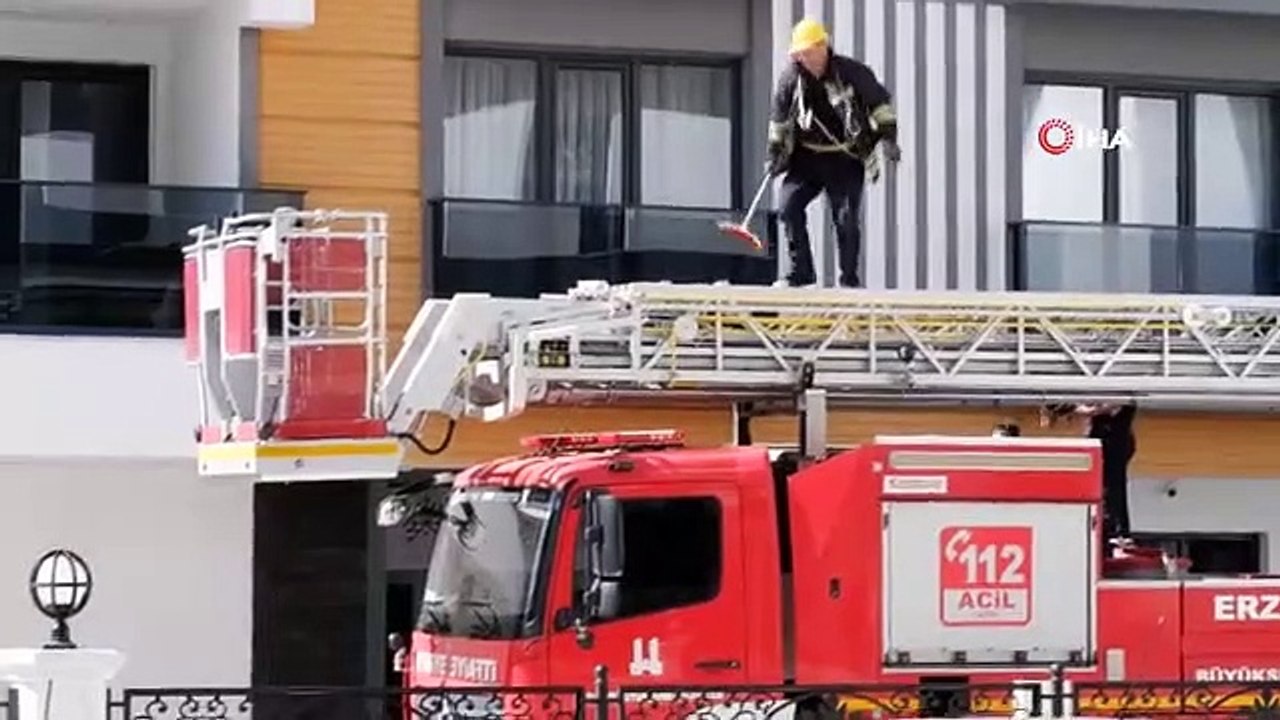 Pencere boşluğunda mahsur kalan güvercinler böyle kurtarıldı