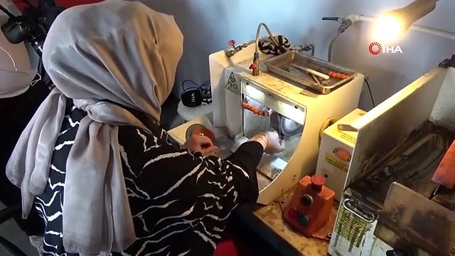 Doğadan çıkan yarı değerli taşlar kadınların elinde takıya dönüşüyor