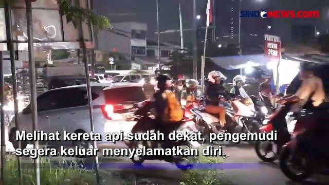 Minibus Tertabrak Kereta Api di Bekasi, Sopir Berhasil Selamatkan Diri