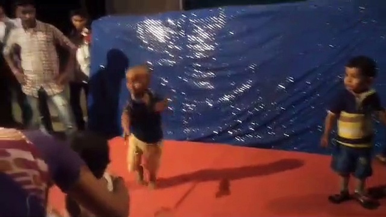 Small kid dancing on Maharashtra's very popular Marathi song. झिंग झींग झिंगाट