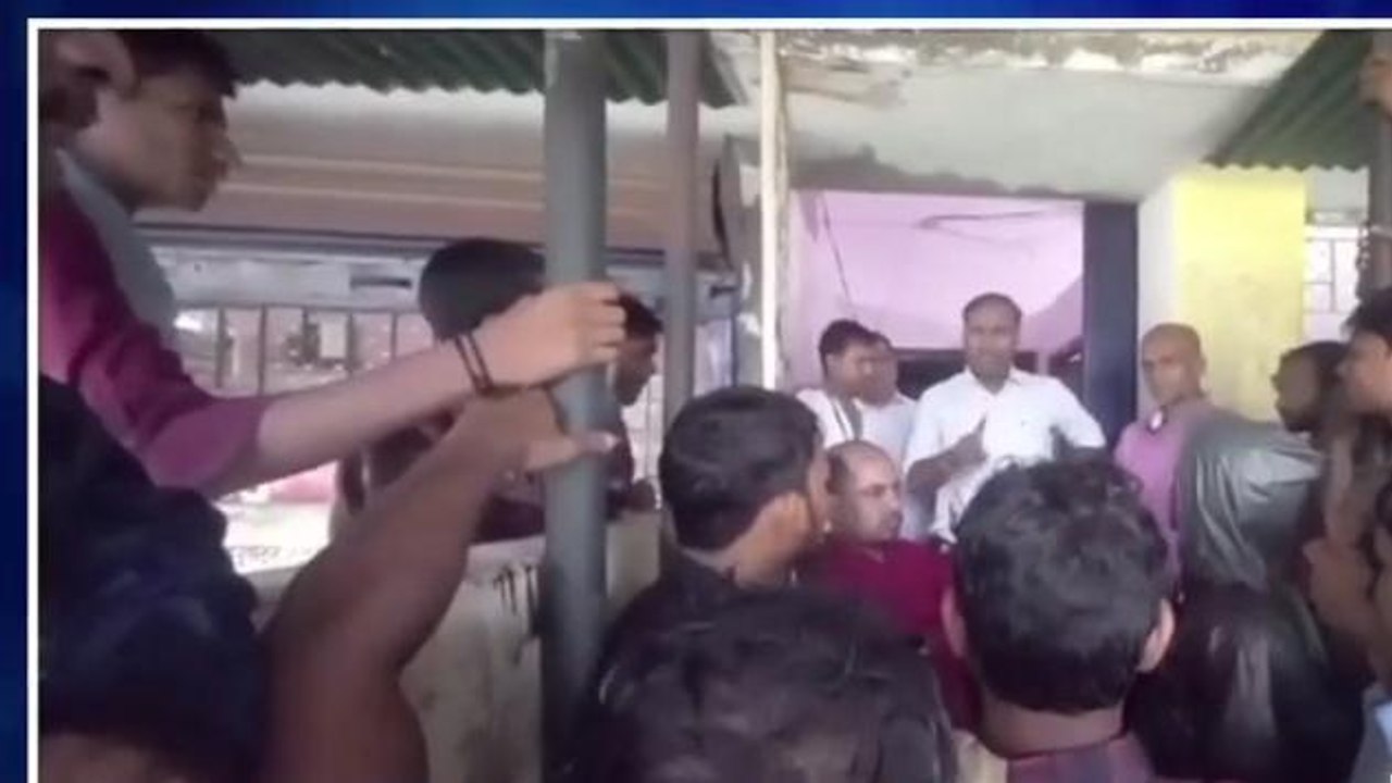 भागलपुर : बिजली समस्या से परेशान लोगों ने विद्युत कार्यालय का किया घेराव