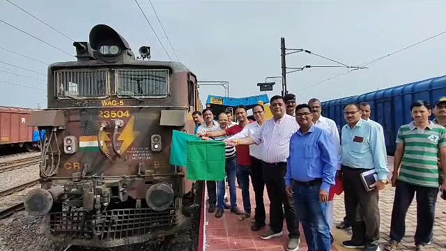 तीर्थ दर्शन के लिए तीर्थ दर्शन के लिए रात भर किया ट्रेन का इंतजार