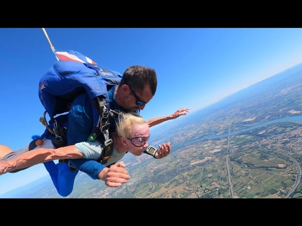 Isabelle Aubret : "C'est beau la vie !" La chanteuse saute en parachute pour son 85e anniversaire