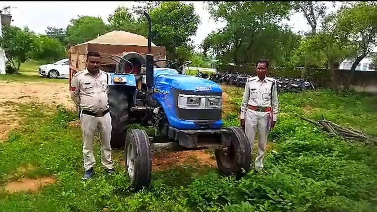 बिना रॉयल्टी के किया जा रहा था रेत का परिवहन