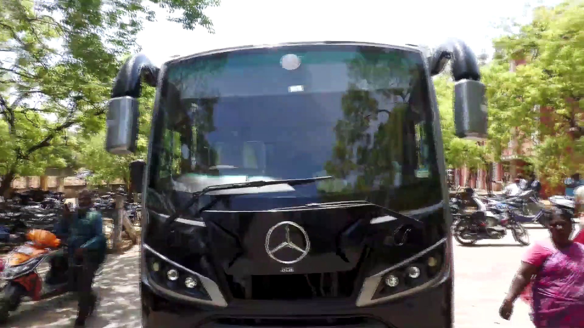 சொகுசு கேரவனில் நீதிமன்றத்திற்கு வந்த ராக்கெட் ராஜா; சட்டமன்ற தேர்தலில் போட்டி என அறிவிப்பு