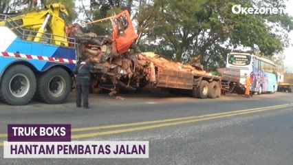 下载视频: Truk Hantam Pembatas Jalan di Tol Cipularang, Satu Orang Tewas