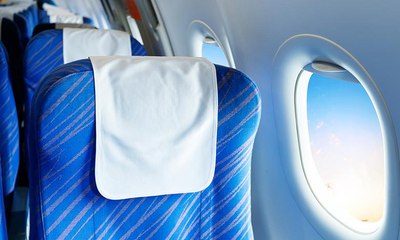 راكب يحتاج إلى رافعة من أجل مغادرة مقعد  الطائرة