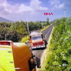 TIR ve kamyon kafa kafaya çapıştı: 2 yaralı