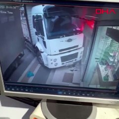 Esenyurt'ta sürücüsüz kamyon dükkana daldı