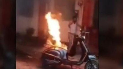 द बर्निंग स्कूटी: घर के बाहर खड़े गाडी में लगी आग, धू-धू कर जला