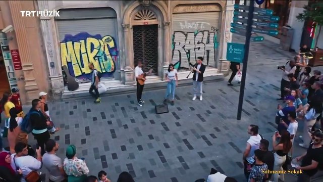 Cemre - Bahce Duvarindan Aştım (TRT MÜZİK Sahnemiz Sokak )