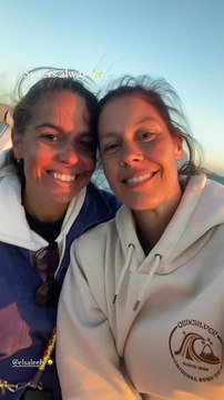 Fanny Leeb passe son été bien entourée, notamment de sa soeur Elsa