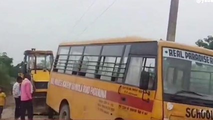 कुशीनगर: टूटी पुलिया पर हुआ हादसा, स्कूली बस पलटने से बाल-बाल बची