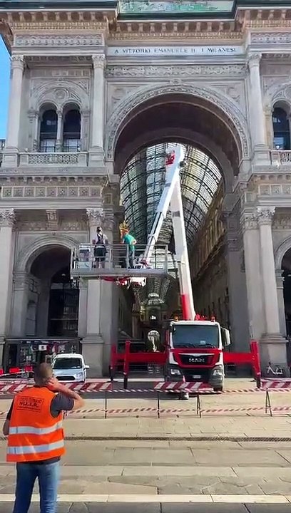 Milano, la pulizia della galleria