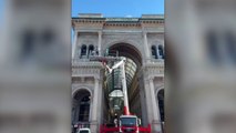 Avviata pulizia scritte sull'arco d'ingresso della Galleria di Milano