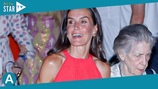 PHOTOS Letizia d'Espagne Gestes tendres et petits câlins, la reine très proche de Felipe en pleine