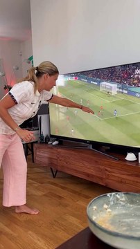 Laure Boulleau explique la règle du hors-jeu à une amie, la vidéo amuse