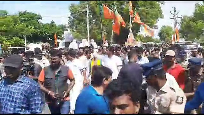 நடை பயணத்தின் போது அண்ணாமலை உணவகத்தில் இளைப்பாறிய அண்ணாமலை