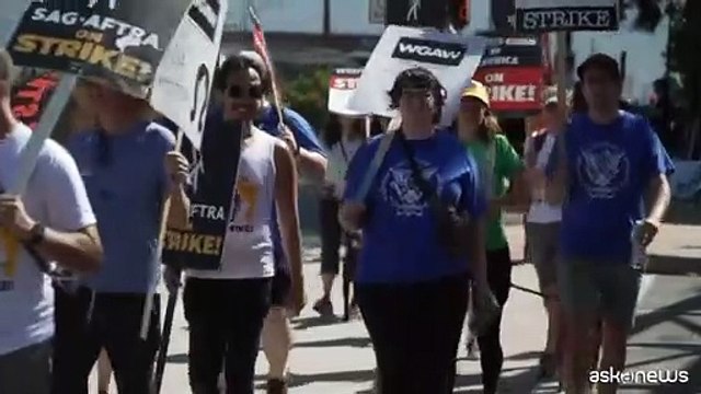 Manifestazione per i 100 giorni di sciopero degli sceneggiatori a Hollywood