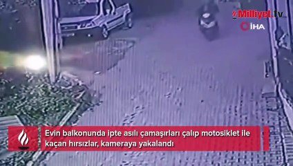 Motosikletli hırsızlar balkonda asılı çamaşırları çalıp kaçtı