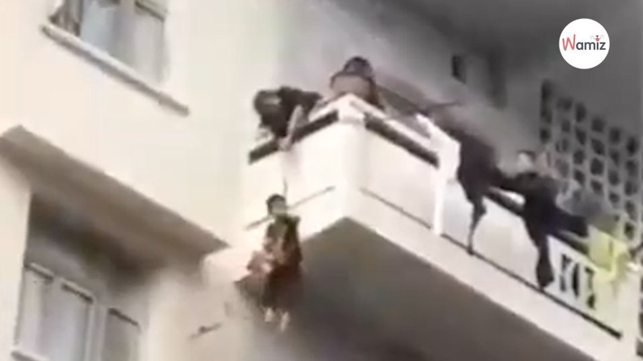 Nachbarn fassungslos, was Oma auf dem Balkon mit ihrem Enkel macht! (Video)