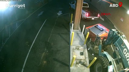İki kişi forklift ile ATM'yi yerinden söküp çaldı! O anlar kamerada