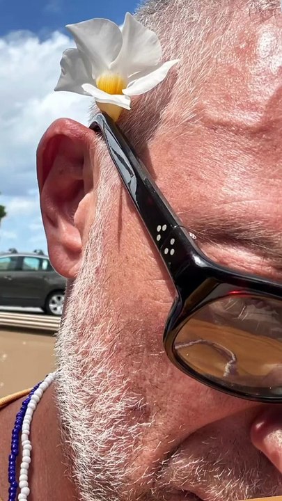 Ainsi, Vincent Cassel a choisi la compagnie de ses amis de toujours, des vieux de la vieille, sa bande de Kourtrajmé. Vincent Cassel en vacances