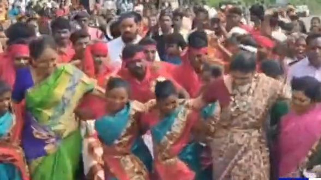 పార్వతీపురం జిల్లా: గిరిజనులతో కలిసి నృత్యాలు చేసిన ఎమ్మెల్యే