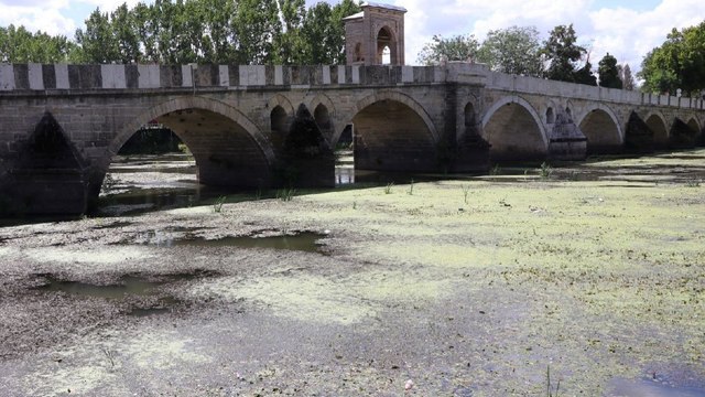 Edirne’de nehrin debisi düştü, çöpler ortaya çıktı