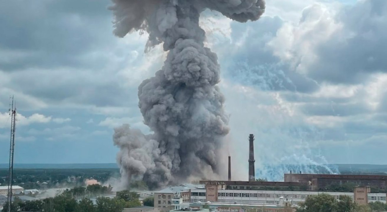 Heftige explosion auf fabrikgelände nordöstlich von moskau