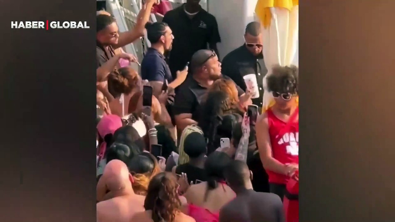 Rapçi Cardi B'nin hayranına fırlattığı mikrofon satıldı! Fiyatı dudak uçuklattı