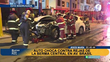 Auto choca contra rejas de la berma central en la avenida Brasil en Jesús María