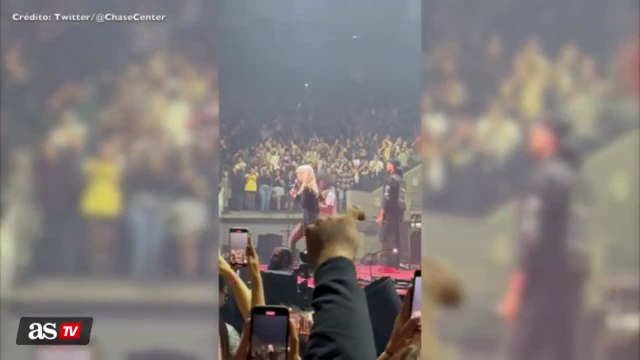 VIDEO: Steph Curry sings on stage with Paramore