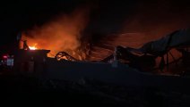 Galpão de empresa de recicláveis pega fogo em Uberlândia