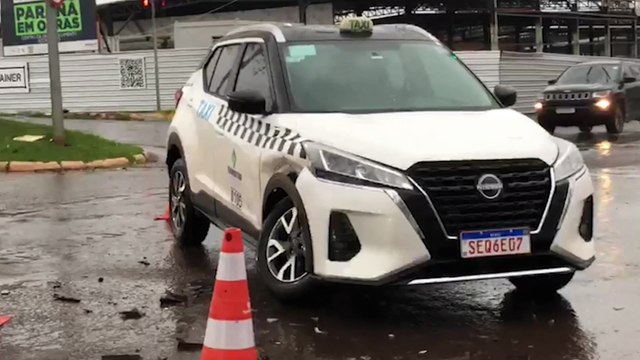 Carros se envolvem em colisão no cruzamento da Avenida Brasil com Rua Juscelino Kubitschek