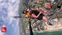 Alanya'da müzisyen yamaç paraşütü yaparken enstrüman çaldı