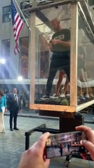 Dünyanın konuştuğu illüzyon! 4 kişi bir anda 20 metre ötedeki cam kutuya geçti