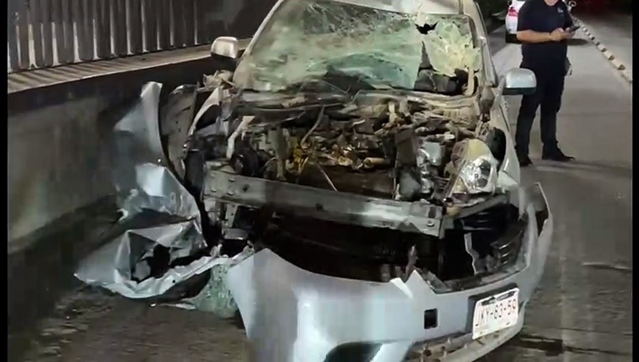 Tres jóvenes "vuelven a nacer" tras chocar contra un tráiler