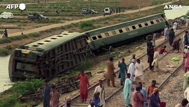 Treno deragliato in Pakistan, volontari al lavoro per ripulire il luogo dell'incidente