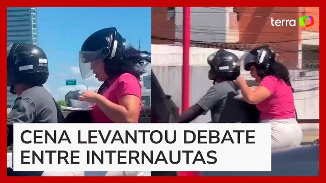 Mulher é flagrada comendo marmita na garupa de moto, e vídeo viraliza nas redes sociais