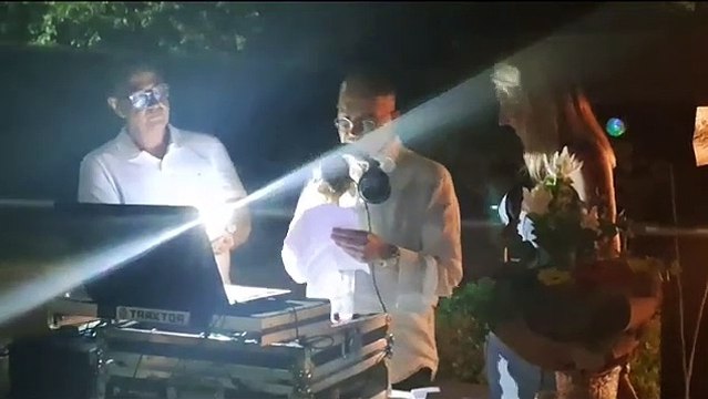 Mostra tradimenti della moglie alla festa di matrimonio