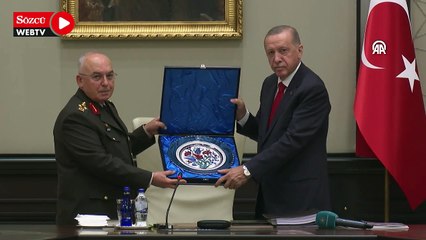 Cumhurbaşkanı Erdoğan'dan MGK toplantısında hediye ve madalya takdimi