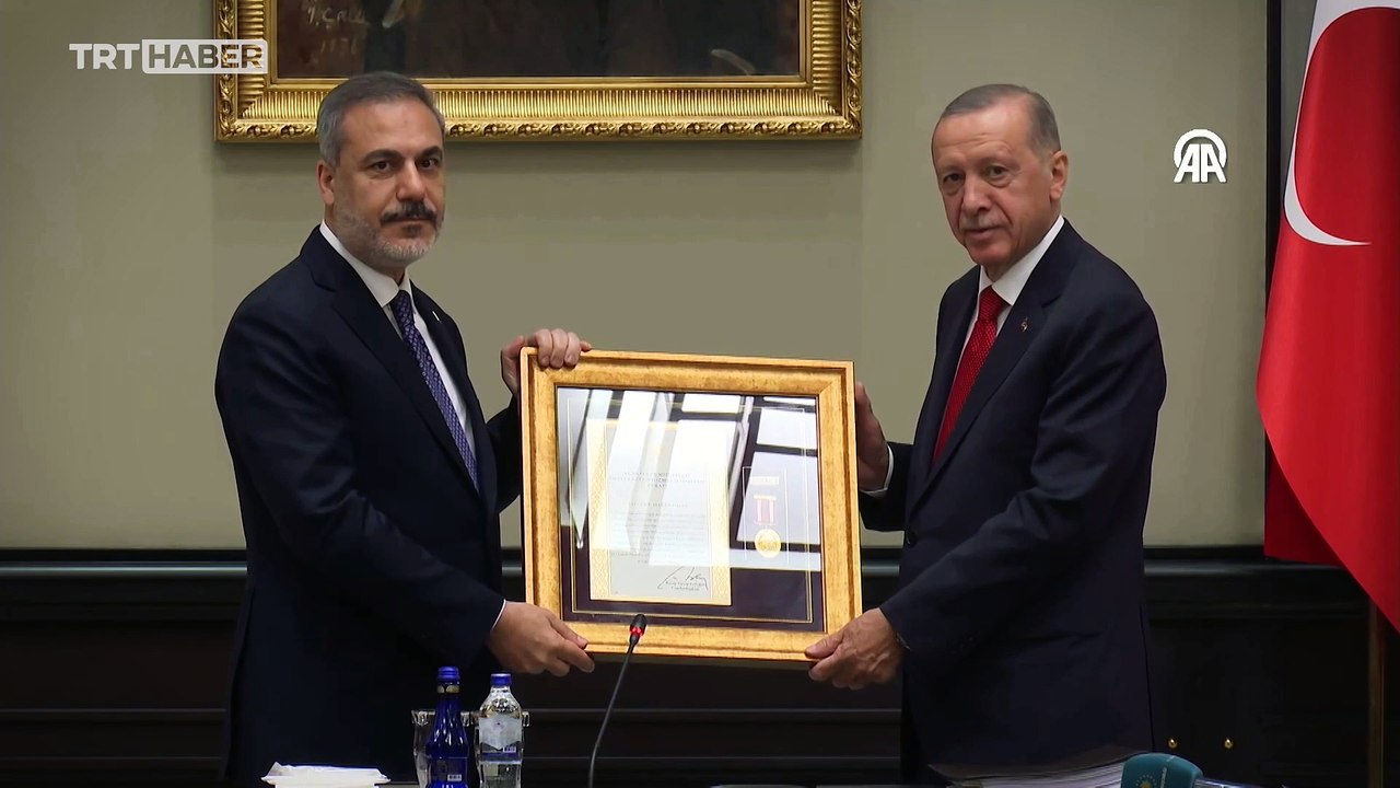 Erdoğan'dan Hakan Fidan'a "üstün hizmet madalyası"